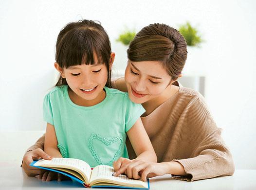 翻閱新課本：新學年即將開始，家長宜邀請小朋友一起翻閱新課本，讓他們有「開學」的感覺。（Tomwang112@iStockphoto）